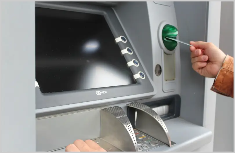 ATM기에-카드를-넣는-사람의-손